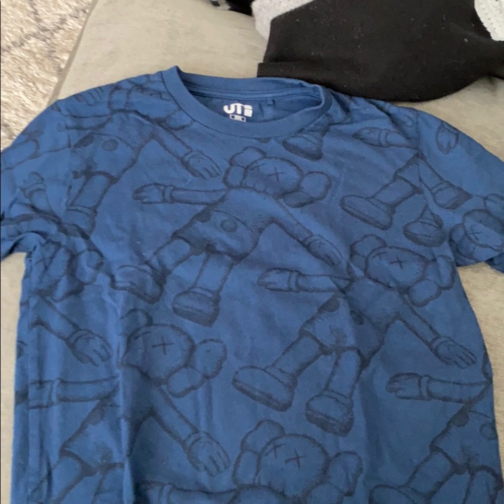 Uniqlo x kaws RARE tshirt